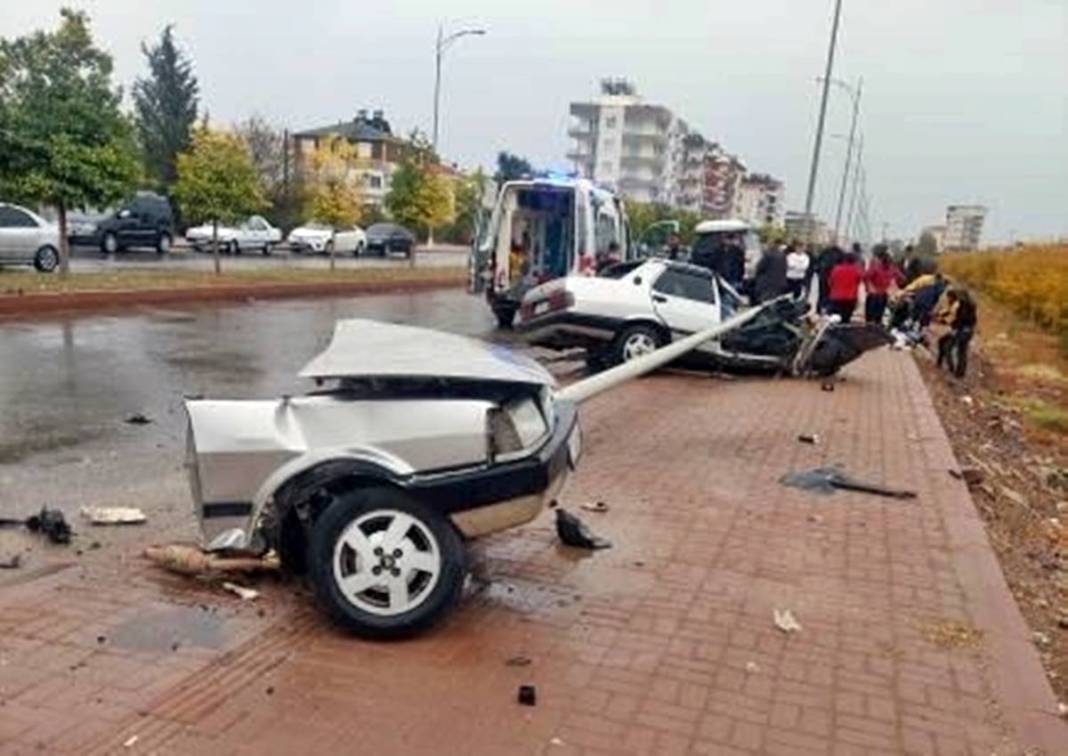 Elektrik direğine çarptı, ortadan ikiye bölündü! Görenler gözlerine inanamadı 6